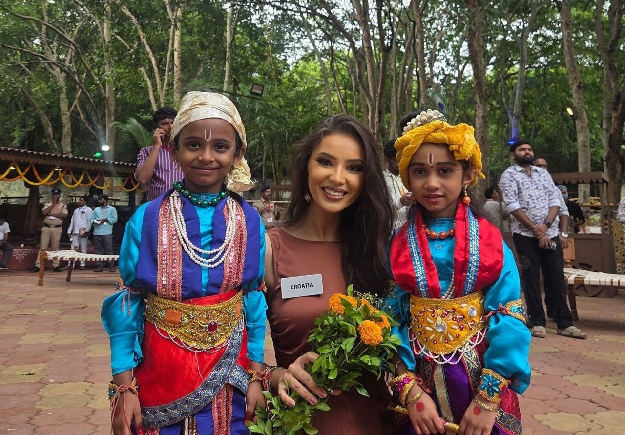 Tomislava Dukić u društvu tamošnje djece, Foto: MISS WORLD/ Miss Hrvatske za Miss svijeta